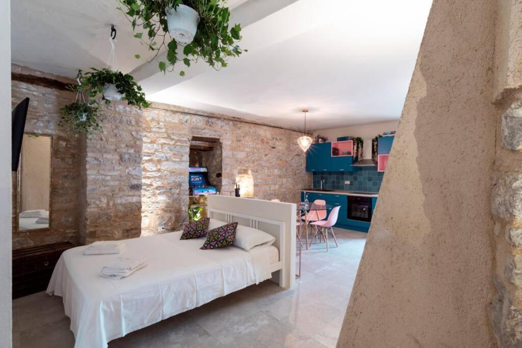Cornelia Cavern Cosy Studio Apartment In Spello Bagian luar foto