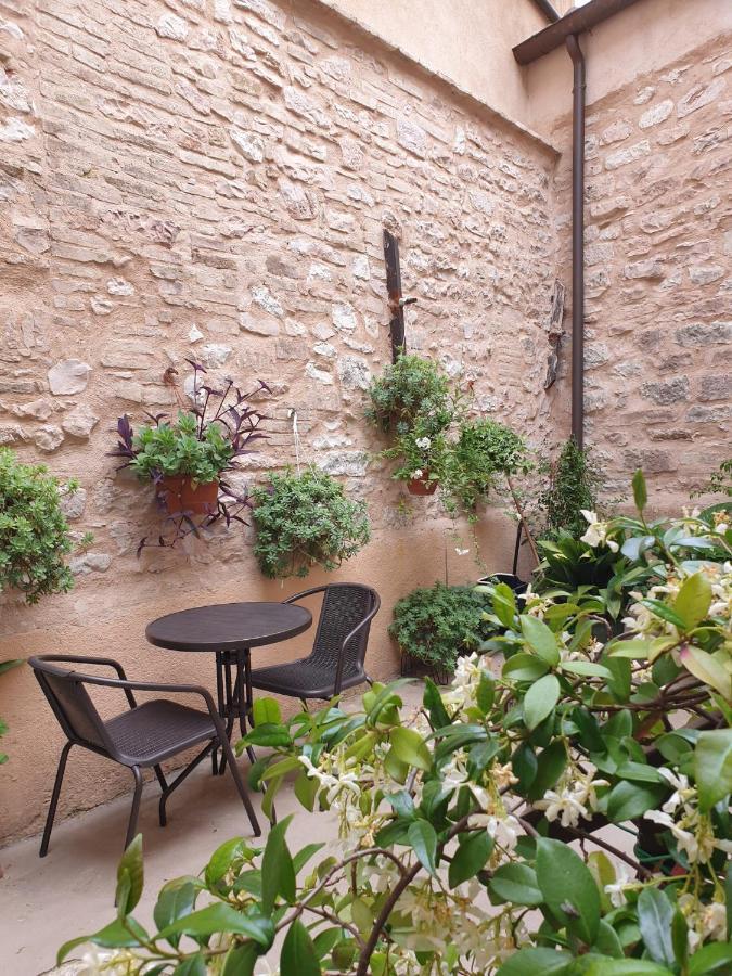 Cornelia Cavern Cosy Studio Apartment In Spello Bagian luar foto